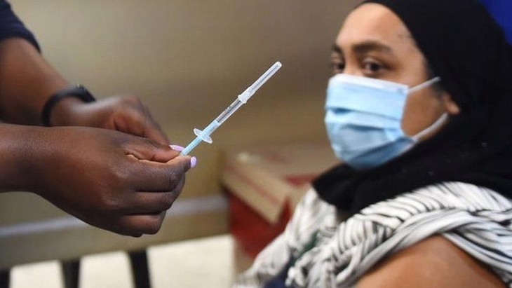 Tiêm vaccine Covid-19 ở Nam Phi - Ảnh: BBC.