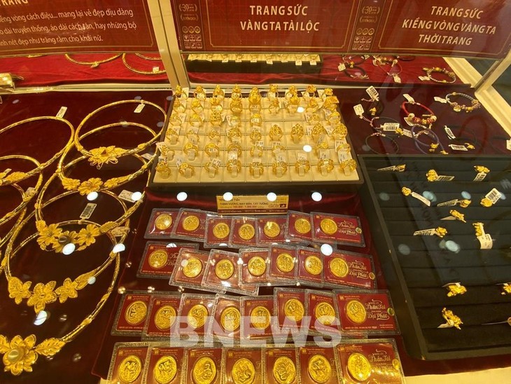 Các mặt hàng hút khách mua ngày Vía Thần tài như vàng hình linh vật con giống, đồng vàng ép vỉ, nhẫn tròn trơn... Ảnh: Diệp Anh/BNEWS/TTXVN
