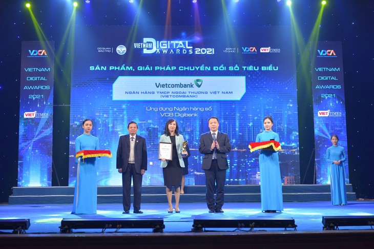 Bà Nguyễn Thị Thu Hằng - Trưởng phòng Phát triển kênh số và đối tác đại diện Vietcombank nhận giải thưởng