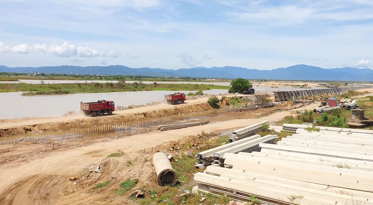 Những năm gần đây, tỉnh Phú Yên triển khai nhiều dự án đầu tư xây kè chống sạt lở sử dụng ngân sách trung ương, ngân sách địa phương. Ảnh: NC st