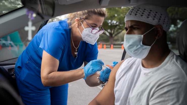 Tiêm vaccine Covid-19 tại một điểm tiêm chủng di động ở Miami, Florida, Mỹ hôm 16/12 - Ảnh: Getty/CNBC.