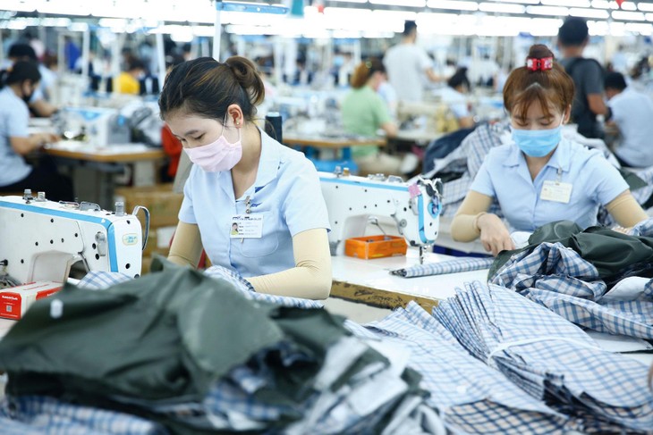 Kinh tế Việt Nam có thể lấy lại nhịp tăng trưởng GDP ở mức 6,8% trong năm 2022 nhờ dòng vốn đầu tư trực tiếp nước ngoài mạnh mẽ trở lại, tập trung nhiều vào lĩnh vực sản xuất. Ảnh: Lê Tiên