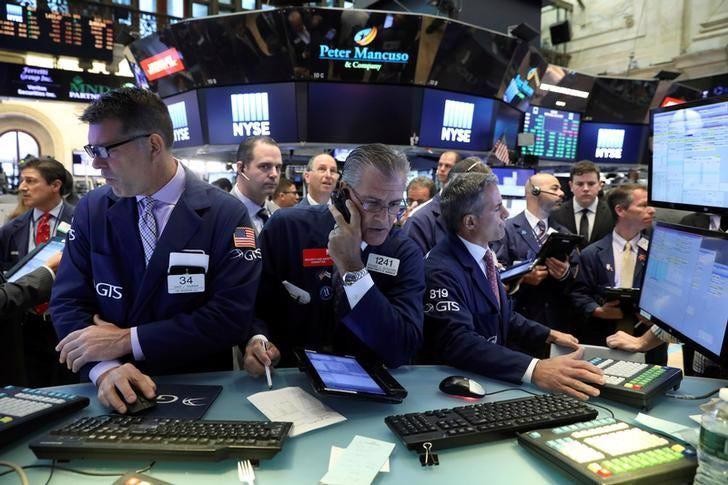 Dow Jones “bay” thêm 300 điểm, giá dầu tụt khỏi đỉnh, Bitcoin giảm