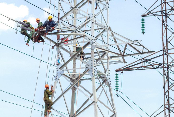 Giảm áp lực đầu tư lưới truyền tải điện