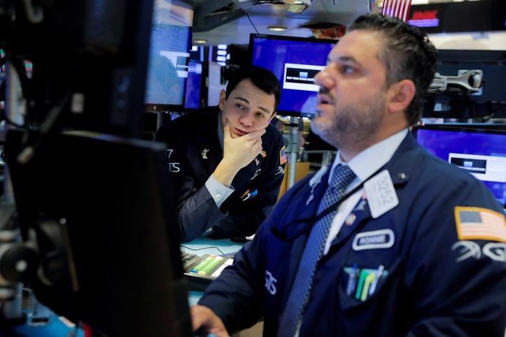 Thêm một phiên “thoát hiểm” của Dow Jones, giá dầu tăng trở lại, Bitcoin đi lên