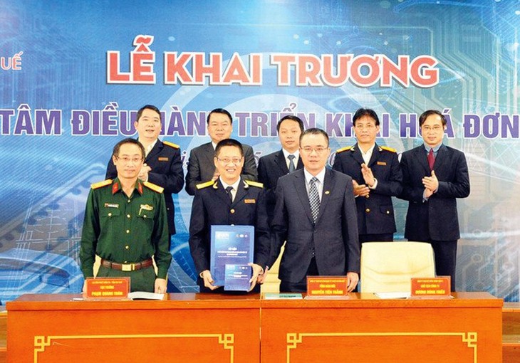 Đại tá Nguyễn Tiến Thắng, Tổng giám đốc TECAPRO (ngoài cùng bên trái) ký bàn giao phần mềm hóa đơn điện tử