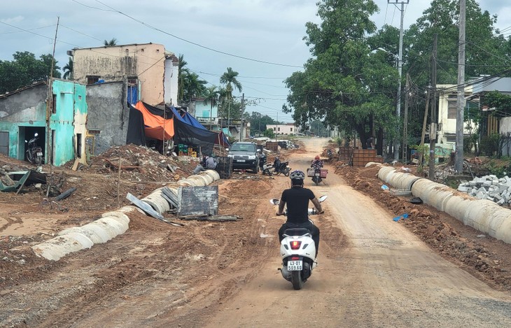 Tuyến đường ĐH02 từ Hoà Nhơn - Hoà Sơn (huyện Hoà Vang, Đà Nẵng) đang thiếu khoảng 40.000 m3 vật liệu đắp nền . Ảnh: Minh Hạnh