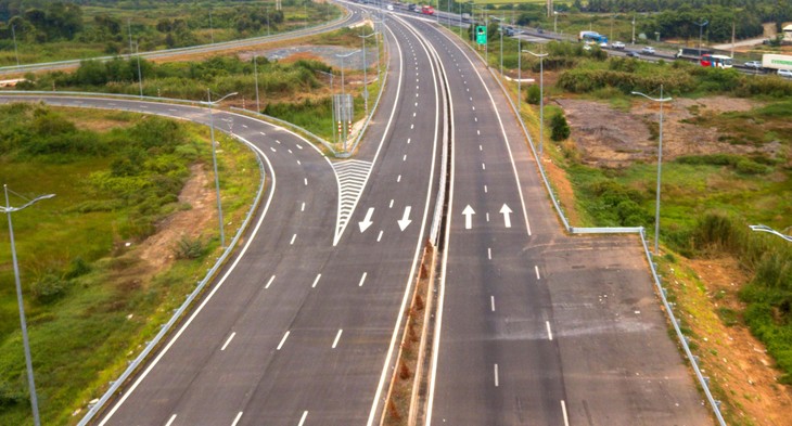 Tổng khối lượng xây lắp giai đoạn 1 của Dự án Xây dựng công trình đường bộ cao tốc Bắc - Nam phía Đông đã hoàn thành 35,4%. Ảnh: Song Lê