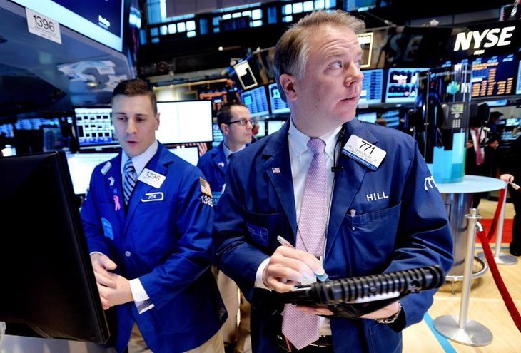 Dow Jones “lội ngược dòng” ngoạn mục, giá dầu sụt 4% vì nỗi lo Covid ở Trung Quốc