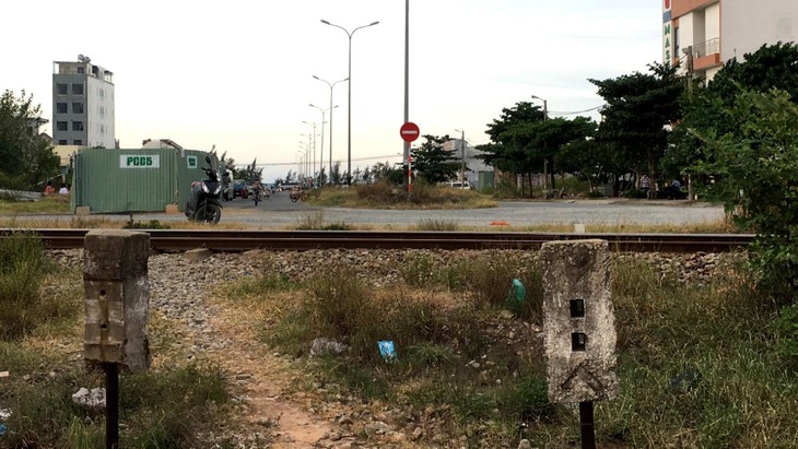 Đoạn từ đường sắt đến Quốc lộ 1A thuộc Dự án Tuyến đường trục 1 Tây Bắc (TP. Đà Nẵng) chưa có mặt bằng để thi công. Ảnh: Hà Minh