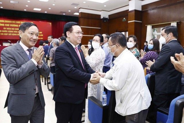 Chủ tịch Quốc hội Vương Đình Huệ cùng Đoàn đại biểu cấp cao Quốc hội Việt Nam thăm Đại sứ quán và gặp gỡ cộng đồng người Việt Nam tại Lào - Ảnh Quochoi.vn