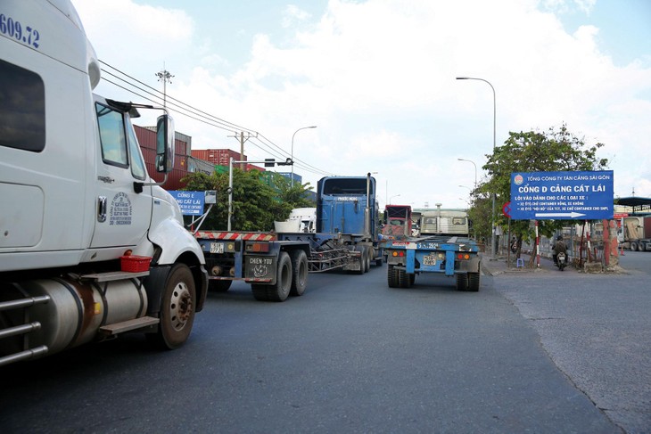 Lưu lượng xe container lưu thông trên các tuyến đường ra vào cảng Cát Lái rất lớn dẫn tới tình trạng ùn tắc nghiêm trọng. Ảnh: Lê Tiên