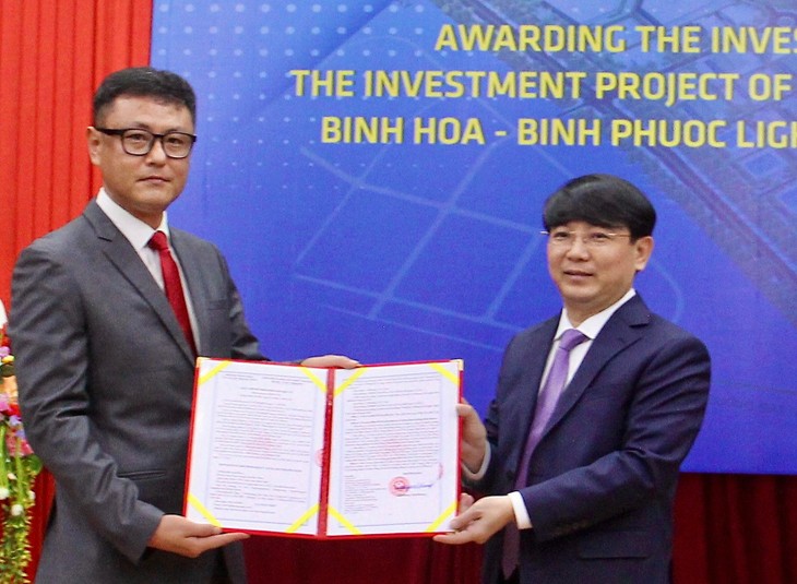 Ông Hà Hoàng Việt Phương (bên phải) - Trưởng Ban Quản lý KKT Dung Quất và các KCN Quảng Ngãi trao Chứng nhận đầu tư cho nhà đầu tư.