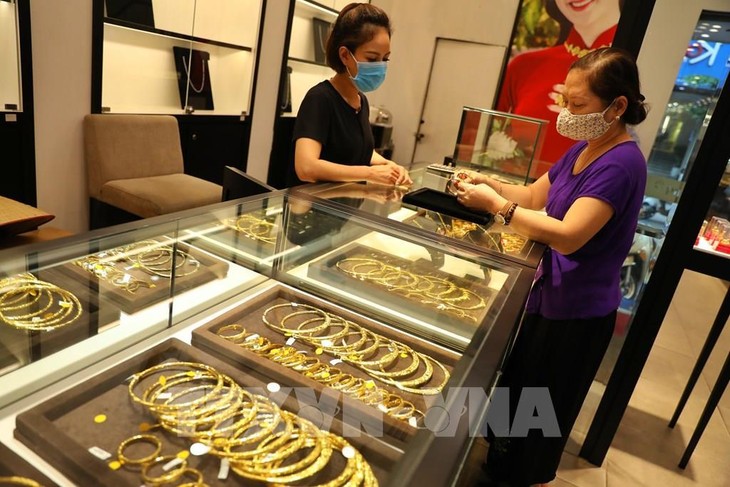 Giao dịch vàng tại Công ty Vàng bạc Đá quý Phú Quý tại phố Trần Nhân Tông (Hà Nội). Ảnh: Danh Lam - TTXVN
