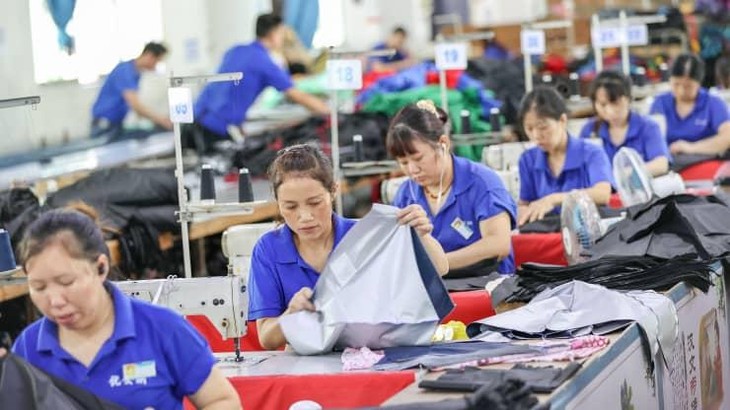 Công nhân làm việc trong một nhà máy sản xuất ô ở Phúc Kiến, Trung Quốc, tháng 6/2022. Ảnh: Getty Images