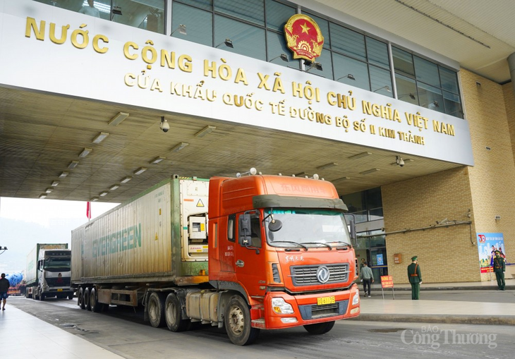 Hoạt động xuất nhập khẩu qua cửa khẩu quốc tế đường bộ số II Kim Thành, Lào Cai