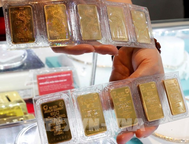 Các sản phẩm vàng miếng được bày bán tại Công ty vàng Bảo Tín Minh Châu, phố Hoàng Cầu, Hà Nội. Ảnh: Trần Việt - TTXVN