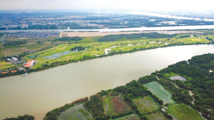 Nhiều khu vực ven sông Đồng Nai đã được đưa vào danh mục thu hồi đất để đấu thầu lựa chọn nhà đầu tư triển khai dự án. Ảnh: Song Lê