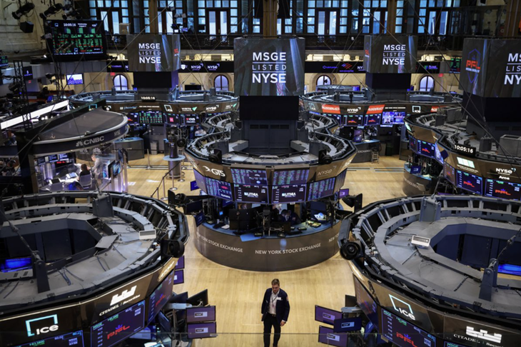 Sàn giao dịch chứng khoán NYSE ở New York ngày 3/8 - Ảnh: Reuters