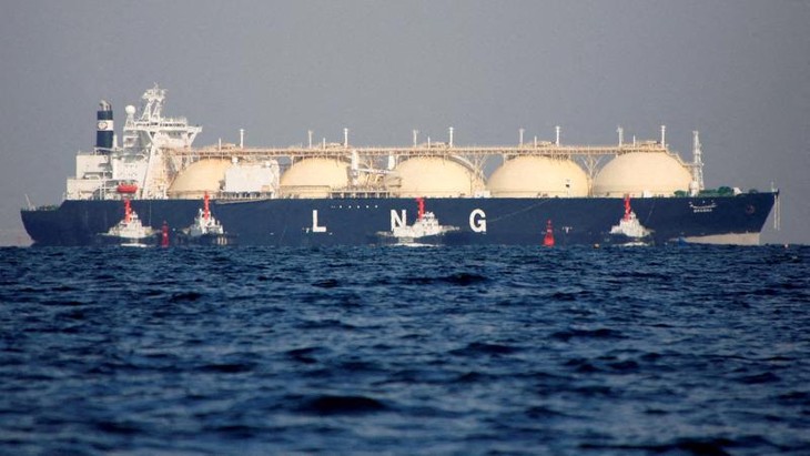 Các nước nhập khẩu LNG châu Á phải cạnh tranh với châu Âu - nơi đang quay cuồng trong khủng hoảng khí đốt do nguồn cung từ Nga bị siết chặt - Ảnh: Reuters