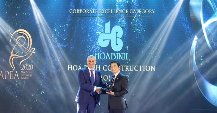 Ông Lê Viết Hải, Chủ tịch HĐQT Tập đoàn Xây dựng Hòa Bình, đại diện Công ty nhận giải Doanh nghiệp xuất sắc Châu Á