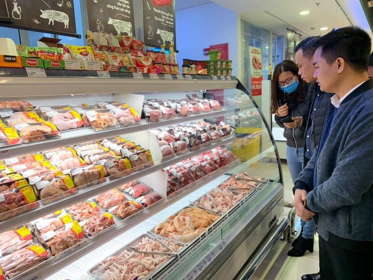 Thực phẩm thiết yếu được bày bán khá dồi dào tại các siêu thị, giá ổn định như trước Tết (ảnh: UH)