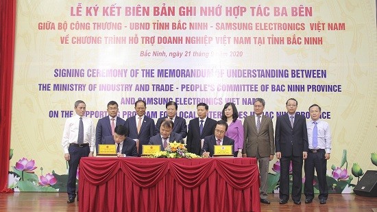 Lãnh đạo Chính phủ cùng đại diện hai bên chứng kiến lễ ký kết Biên bản ghi nhớ Chương trình hỗ trợ doanh nghiệp Việt Nam giữa Bộ Công Thương, UBND tỉnh Bắc Ninh và Công ty TNHH Samsung Electronics Việt Nam (ảnh: HH)