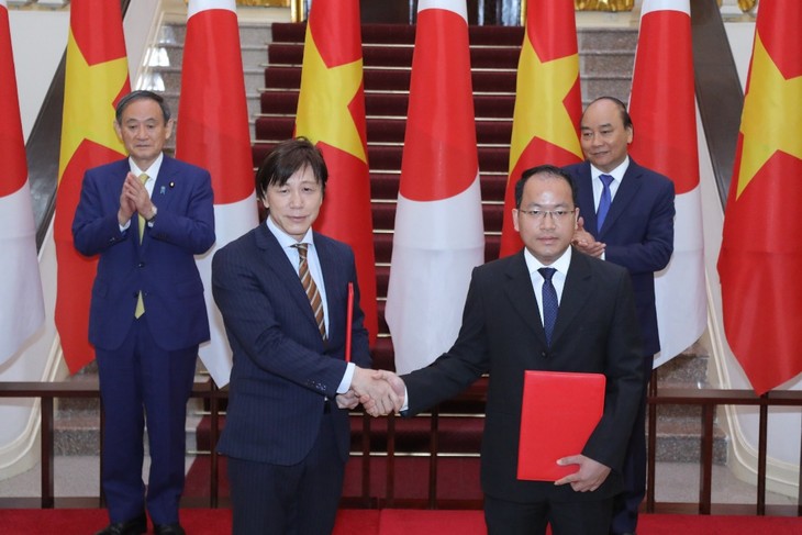 Phó Giám đốc phụ trách NIC Vũ Quốc Huy và Trưởng đại diện Văn phòng JETRO Hà Nội Nakajima Takedo trao thỏa thuận hợp tác ngày 19/10, tại Hà Nội (ảnh: MPI)