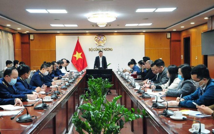 Bộ trưởng Bộ Công Thương Nguyễn Hồng Diên chủ trì cuộc họp (ảnh: Moit)