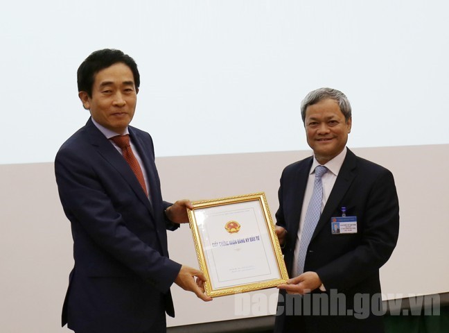 Chủ tịch UBND tỉnh Nguyễn Tử Quỳnh trao Giấy chứng nhận đăng ký đầu tư cho Công ty TNHH Samsung Display Việt Nam.