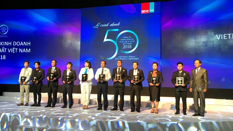 Ông Phạm Quốc Thanh - Phó Tổng giám đốc HDBank nhận giải Top các doanh nghiệp kinh doanh hiệu quả nhất Việt Nam