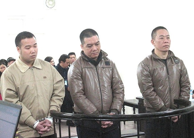 Bị cáo Phong (bên phải) và đồng bọn tại phiên xử.