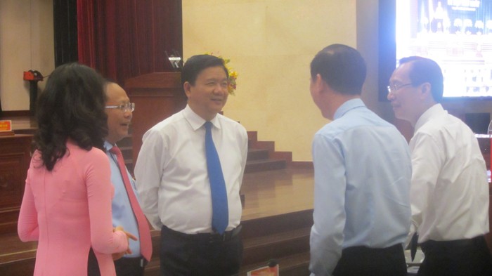 Bí thư Đinh La Thăng (giữa) yêu cầu các đại biểu HĐND Thành phố phải sớm có phương án giải quyết các kiến nghị của cử tri. Ảnh: Ngô Ngãi