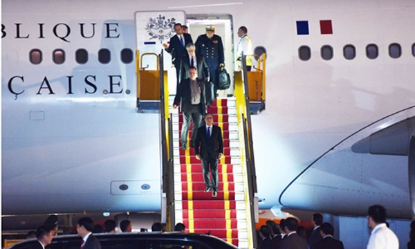 Tổng thống Pháp Francois Hollande bước xuống từ chuyên cơ. Ảnh: Giang Huy