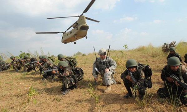 Các binh sĩ Mỹ và Philippines năm ngoái tham gia một cuộc tập trận chung tại trại huấn luyện quân sự Fort Magsaysay ở tỉnh Nueva Ecija, phía bắc Manila. Ảnh: AFP