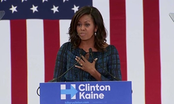 Đệ nhất phu nhân Mỹ Michelle Obama hôm qua phát biểu trước đám đông người ủng hộ bà Hillary Clinton tại Đại học La Salle ở Philadelphia. Ảnh:CNN