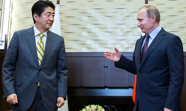 Thủ tướng Nhật Abe và Tổng thống Nga Putin trong cuộc gặp hồi tháng 5 tại khu nghỉ mát Sochi, Nga. Ảnh: Japan Times.