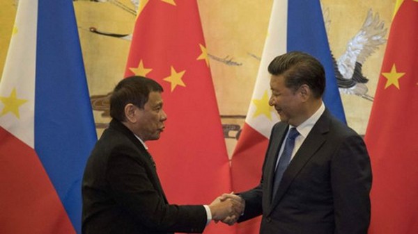 Philippines đang dần ngả về phía Trung Quốc. Ảnh: BBC.