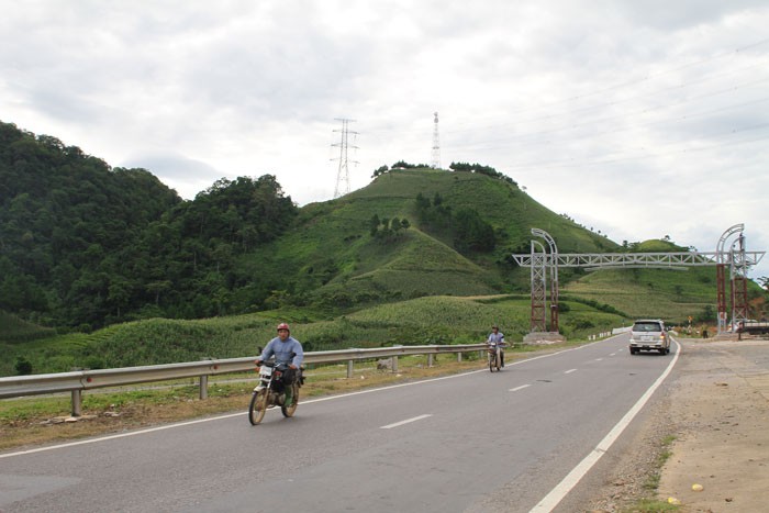 Một trong những nhiệm vụ của Dự án Quản lý tài sản đường bộ Việt Nam là khôi phục, bảo trì một số đoạn tuyến trên QL6. Ảnh: Nhã Chi