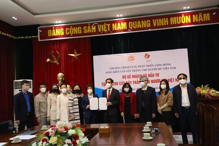 Bộ Kế hoạch và Đầu tư trao tặng 3.200 cây gậy trắng cho Hội người mù Việt Nam ảnh 2