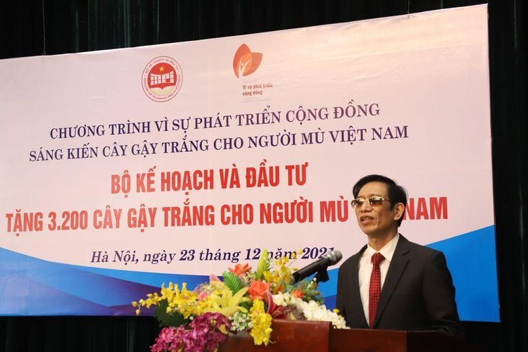 Bộ Kế hoạch và Đầu tư trao tặng 3.200 cây gậy trắng cho Hội người mù Việt Nam ảnh 3