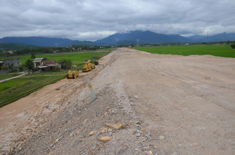 Đầu tuyến vành đai phía Tây Đà Nẵng, giao với tuyến Quốc lộ 14B vẫn chưa thi công xong phần nền đường. Ảnh: Hà Minh
