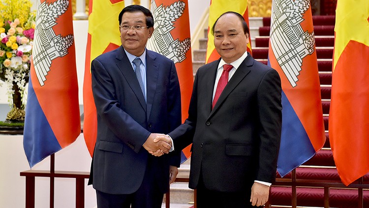Thủ tướng Nguyễn Xuân Phúc hội đàm với Thủ tướng Campuchia Hun Sen ảnh 1