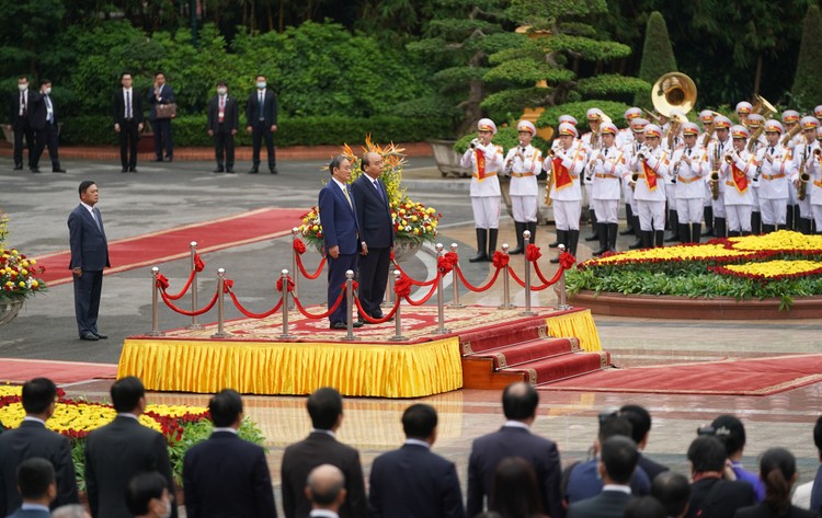 Thủ tướng Nguyễn Xuân Phúc chủ trì lễ đón chính thức Thủ tướng Nhật Bản ảnh 1