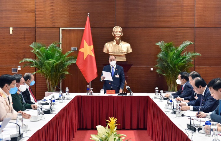 Thủ tướng Nguyễn Xuân Phúc chủ trì cuộc họp Ảnh: VGP