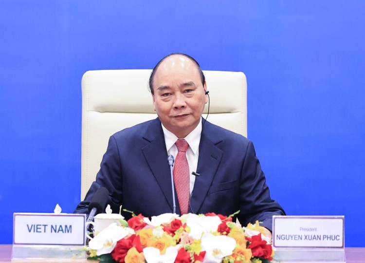 Chủ tịch nước Nguyễn Xuân Phúc chia sẻ về nỗ lực của Việt Nam trong thực hiện “mục tiêu kép” về phòng, chống dịch bệnh và duy trì tăng trưởng kinh tế. Ảnh: VGP