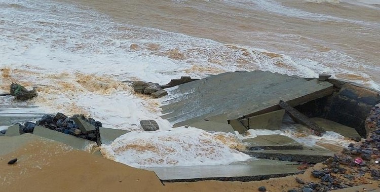 Quảng Bình: Kè biển 26 tỷ đồng liên tục bị sập đổ, hư hỏng ảnh 1