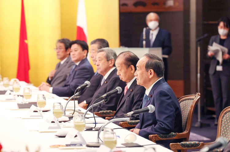Thủ tướng Phạm Minh Chính tiếp cựu Thủ tướng Nhật Bản Suga Yoshihide và Chủ tịch Liên minh Nghị sĩ hữu nghị Nhật-Việt Nikai Toshihiro ảnh 2