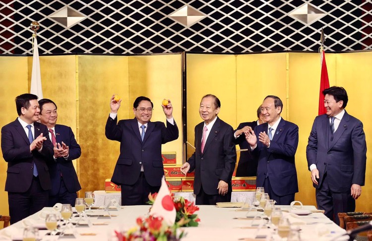 Thủ tướng Phạm Minh Chính tiếp cựu Thủ tướng Nhật Bản Suga Yoshihide và Chủ tịch Liên minh Nghị sĩ hữu nghị Nhật-Việt Nikai Toshihiro ảnh 3