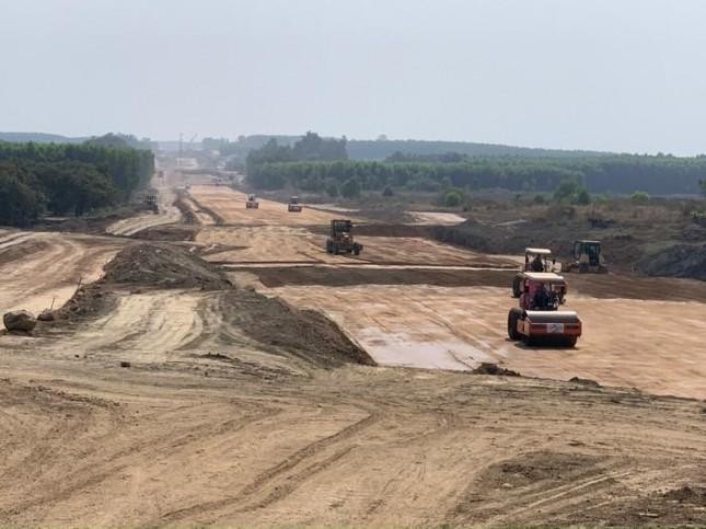 Bình Thuận cảnh báo việc khai thác đất đá trái phép thi công đường cao tốc Bắc Nam ảnh 1
